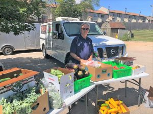 T2T volunteer distributes produce at a pop-up
