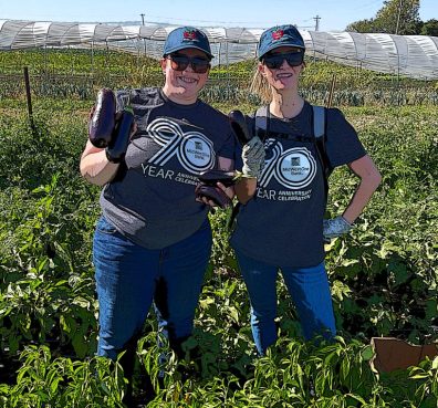 Two Midwestone employees stand side by side in the field.